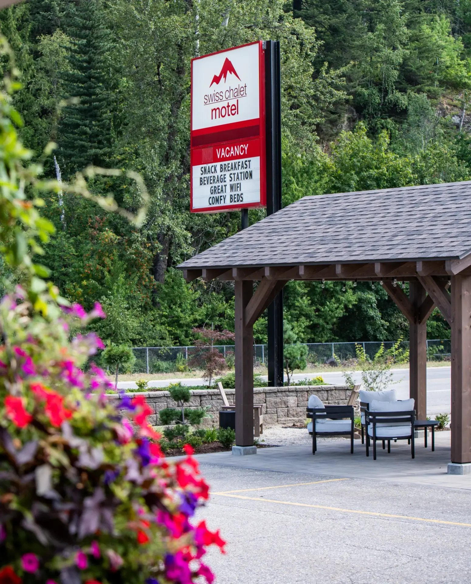 swiss-chalet-motel-2024-exterior-summer-81